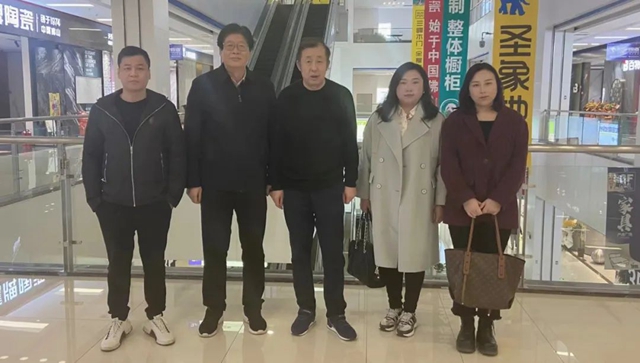 遼寧省裝飾協(xié)會(huì)會(huì)長(zhǎng)劉興貴一行赴沈陽(yáng)陶瓷大世界集團(tuán)開(kāi)展市場(chǎng)調(diào)研，共話行業(yè)未來(lái)發(fā)展